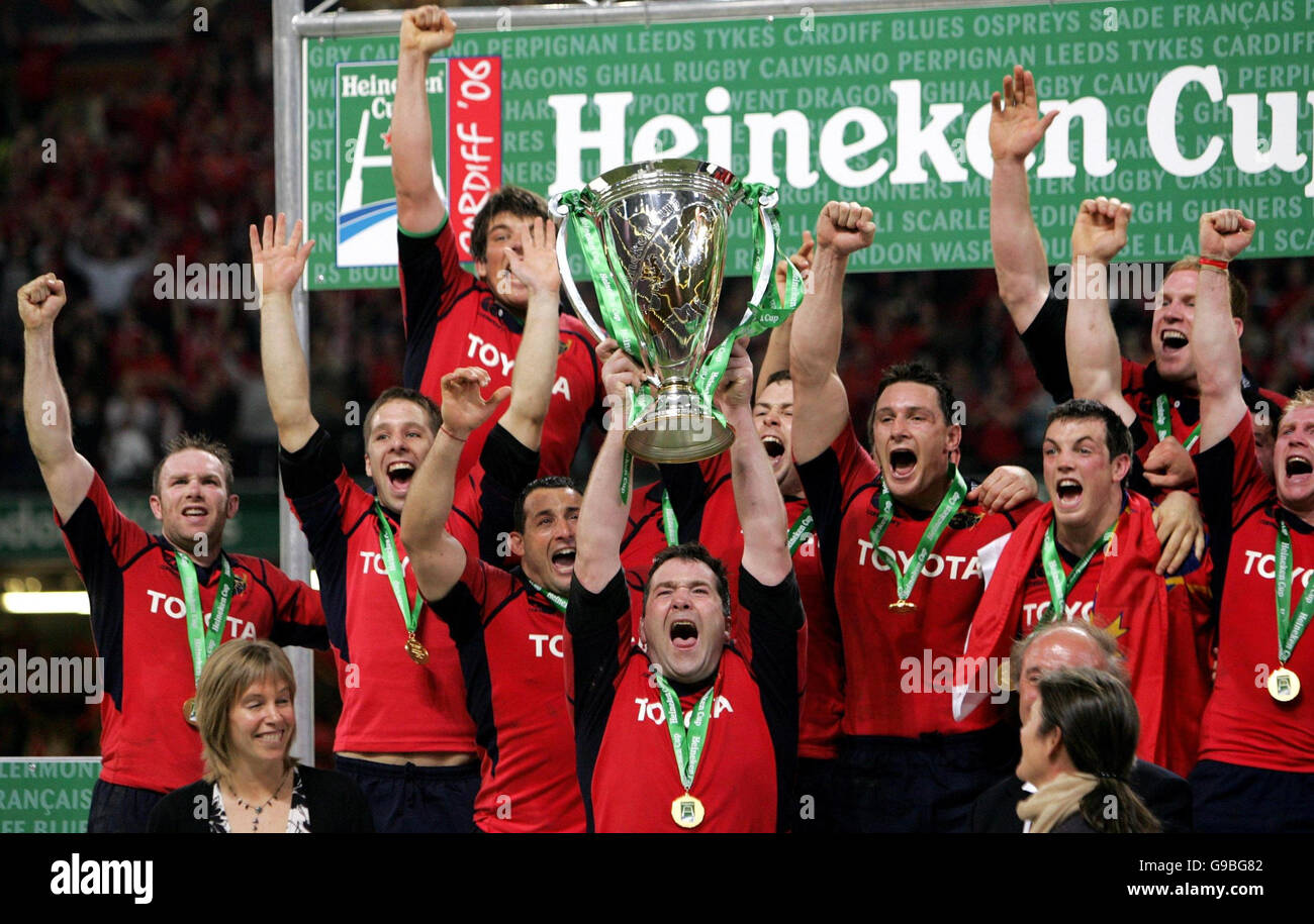 RUGBYU HEINEKEN CUP. El capitán de Munster Anthony Foley levanta la Copa Heineken después de derrotar a Biarritz en la final de la Copa Heineken en el Estadio Millennium, Cardiff. Foto de stock