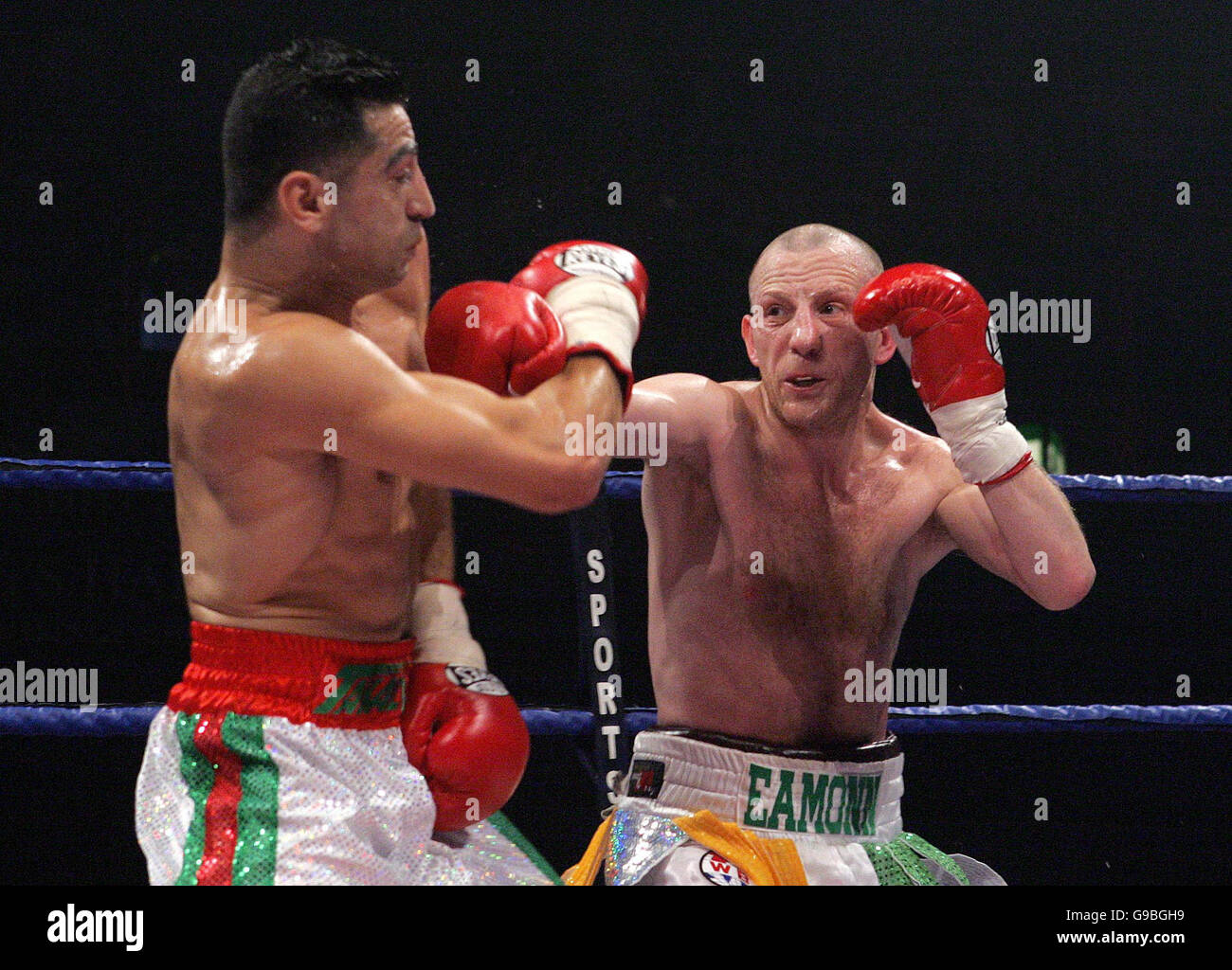 Eamonn Magee (R) de Irlanda del Norte y Takaloo de Inglaterra durante la pelea de peso de WBU en Kings Hall, Belfast. Foto de stock
