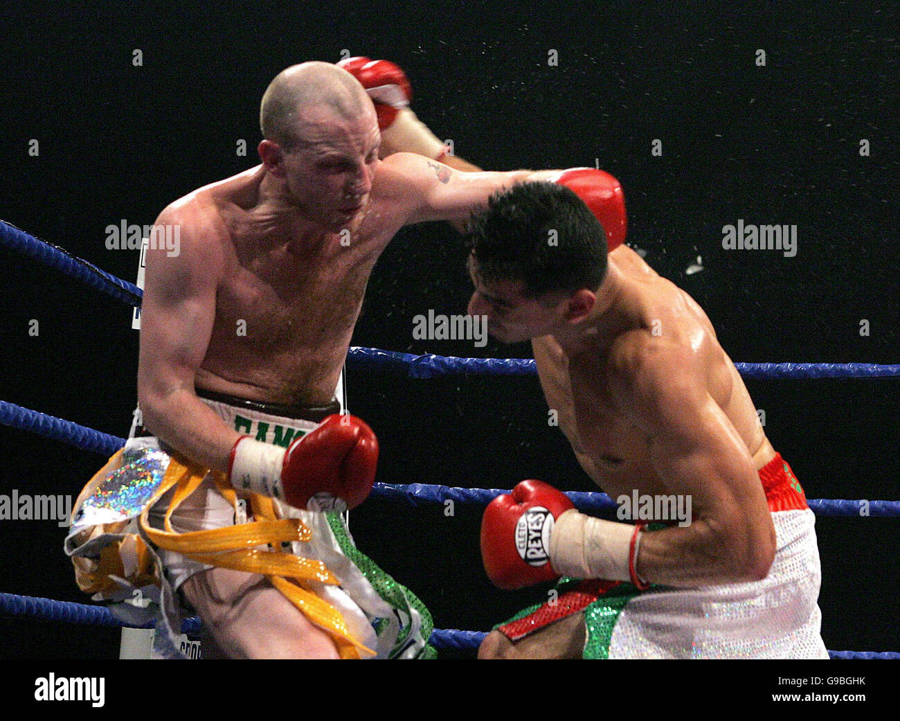 Eamonn Magee (L) de Irlanda del Norte y Takaloo de Inglaterra durante la pelea de peso de WBU en Kings Hall, Belfast. Foto de stock