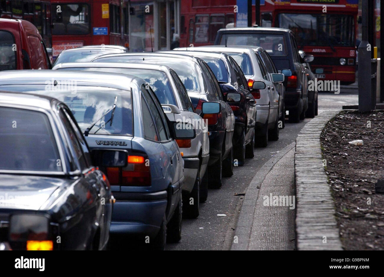 Transporte al trabajo. Imagen de stock de un atasco de tráfico en Londres. Foto de stock