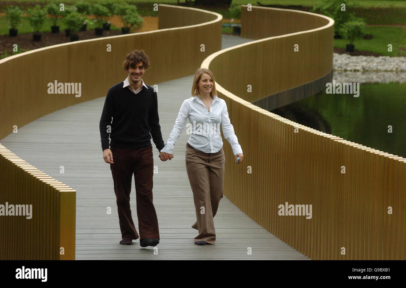 Kew Gardens' oficiales de prensa Oliver Basciano y Lauren Bird paseo a través de la Sackler Crossing, diseñado por el arquitecto londinense John Pawson, a medida que se acerca la finalización, abarcando el lago situado en el extremo oeste de los Royal Botanic Gardens, Kew, en el suroeste de Londres, Martes 16 de mayo de 2006. El Sackler Crossing se desvelará en Kew Gardens esta tarde y estará abierta al público desde el 17 de mayo. Kew Gardens es una importante atracción de visitantes internacionales y sus 132 hectáreas de jardines atraen a más de un millón de visitantes cada año. Ver para PA historia. Foto de stock