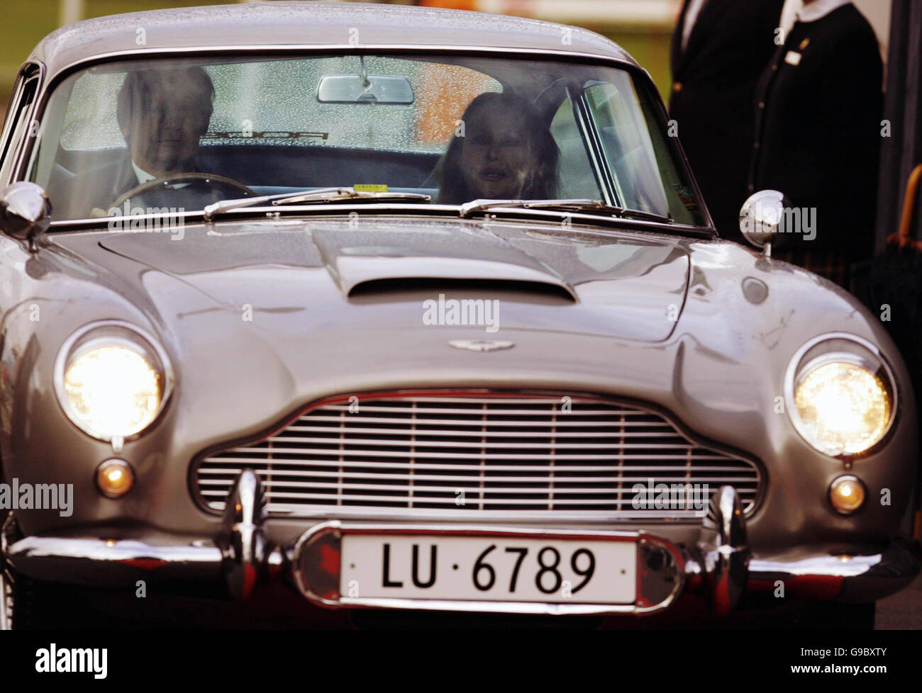 Ursula Andress llega en el original Bond Aston Martin DB5 de 'Goldfinger' en el Royal Yacht Britannia en Edimburgo para celebrar su cumpleaños. ocasión también Marca el opnening del Consulado