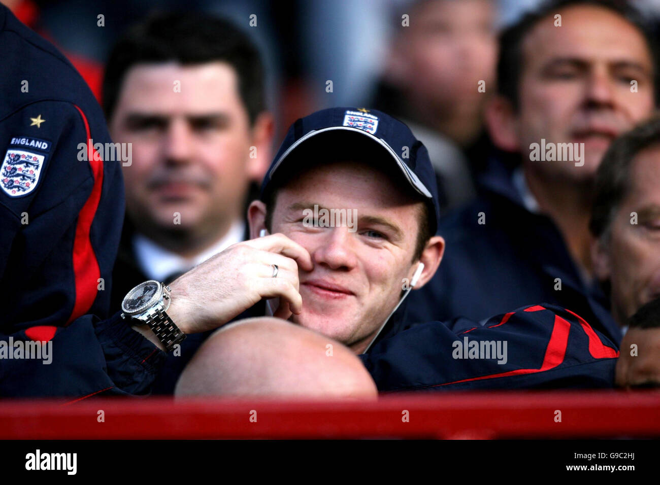 Wayne Rooney, de Inglaterra, mira hacia delante del amistoso partido internacional contra Hungría en Old Trafford, Manchester. Foto de stock