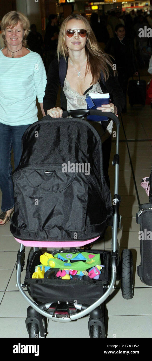 La actriz Amanda Holden en el aeropuerto de Heathrow antes de volar a Sudáfrica con su hija Lexi, hacer una película que ella no regresará hasta septiembre. Foto de stock