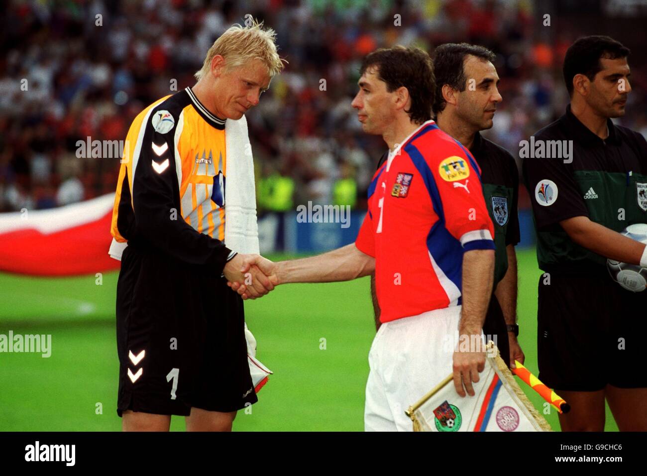 El capitán de la República Checa Jiri Nemec (r) sacude las manos con su número opuesto, el portero danés Peter Schmeichel (l) Foto de stock