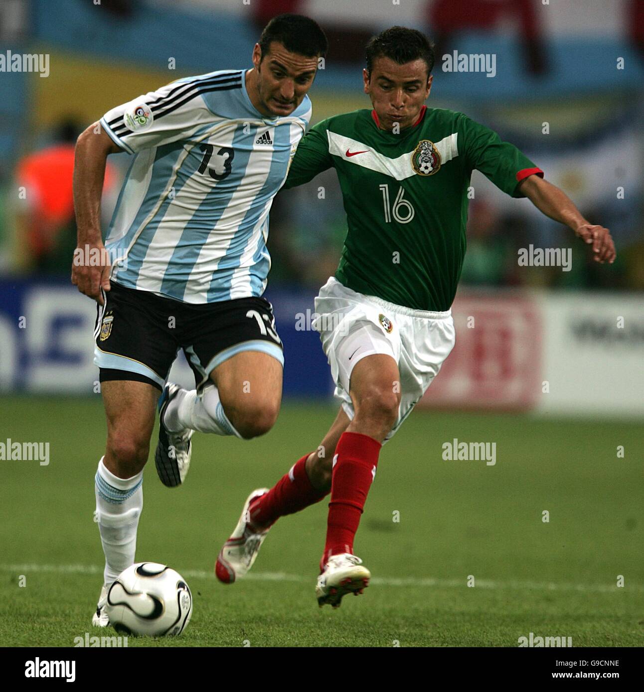 Fútbol - Copa Mundial de la FIFA Alemania 2006 - Segunda Ronda - Argentina  contra México - Zentralstadion. Mario Méndez, México (R) y Lionel Scaloni,  Argentina, luchan por el balón Fotografía de stock - Alamy
