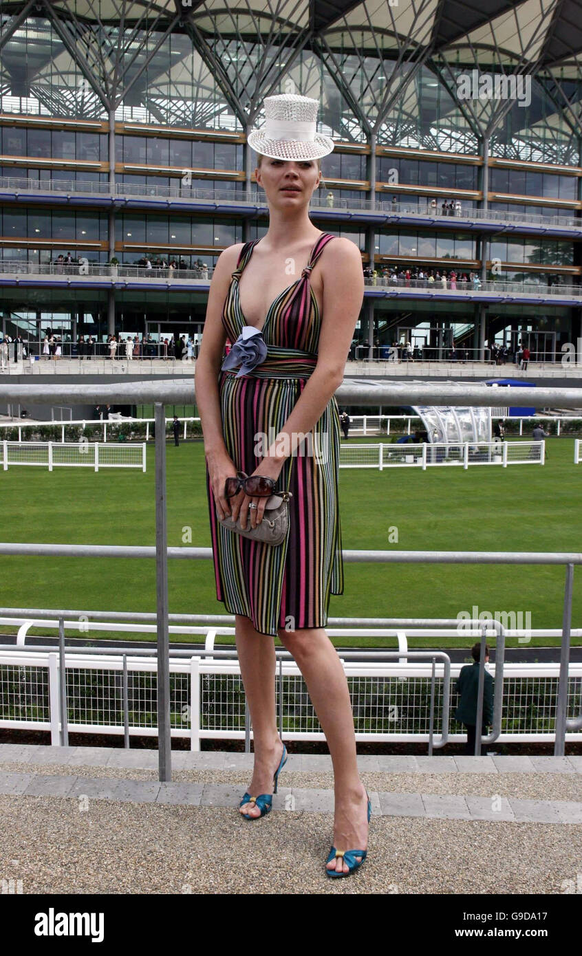 El modelo Jodie Kidd presenta un vestido de corte bajo a rayas arco iris de  Missoni y un sombrero blanco de mini-top decorado con cristales de Cozmo  Jenksfront frente a la nueva