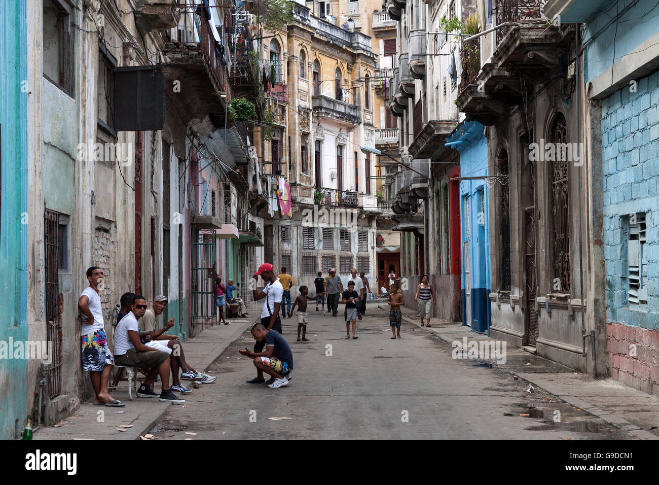 Escena de una calle con casas típicas, La Habana Vieja, Cuba Foto de stock