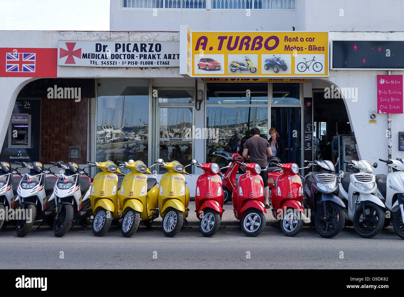 simpatía Velo puñetazo Turismo tiendas scooter moto motor tienda vespa fotografías e imágenes de  alta resolución - Alamy
