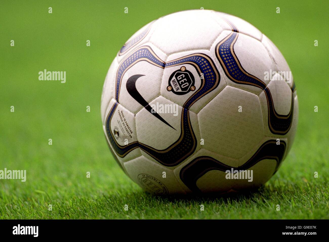 Fútbol - FA Carling Premiership - Manchester United contra Sunderland. El nuevo balón de fútbol Nike Geo Foto de stock