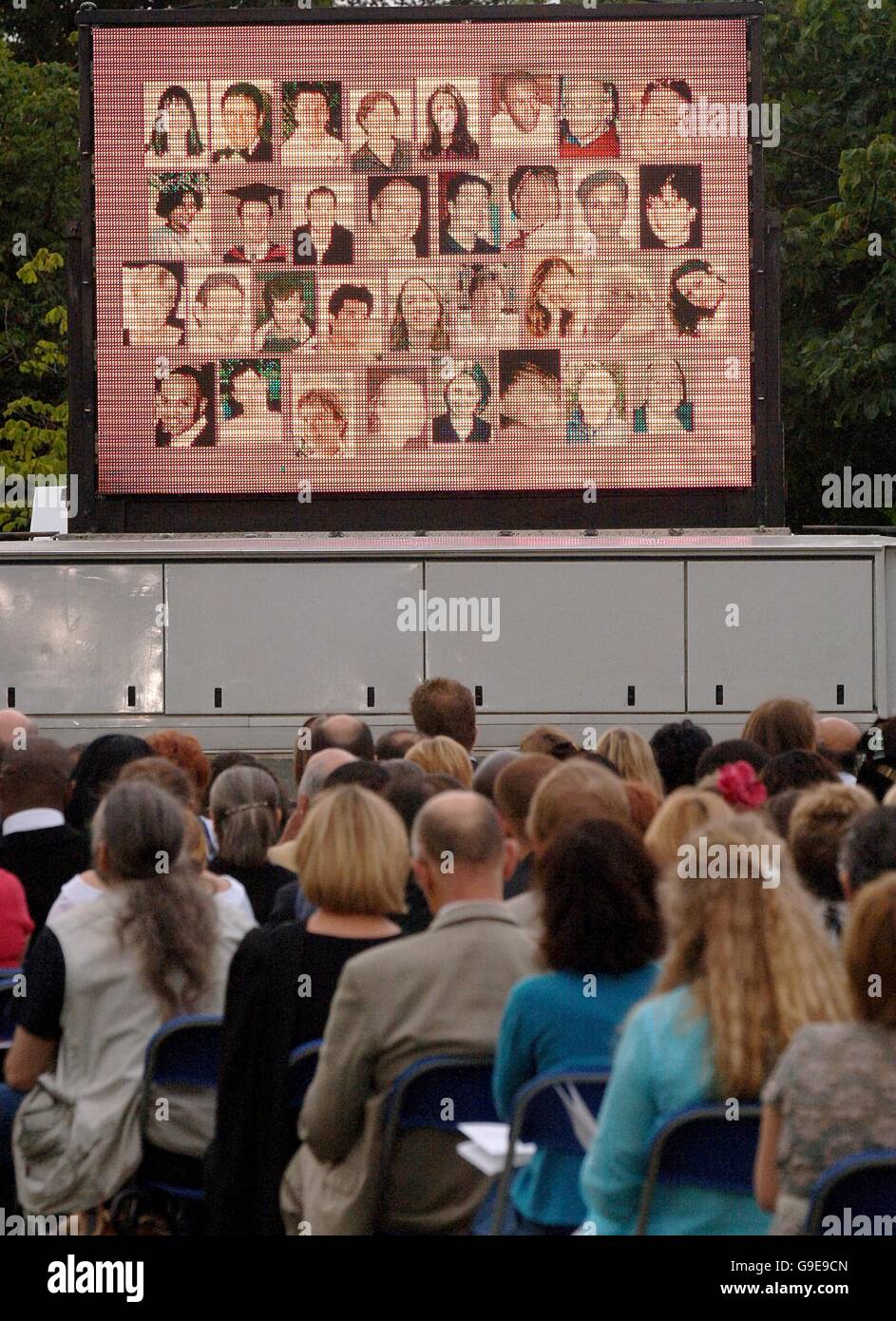 Las imágenes de las víctimas de los atentados de Londres se exhiben en el servicio de conmemoración para aquellos que perdieron la vida en las estaciones de metro de Kings Cross, Russell Square, Edgware Road y Aldgate y Tavistock Square Foto de stock