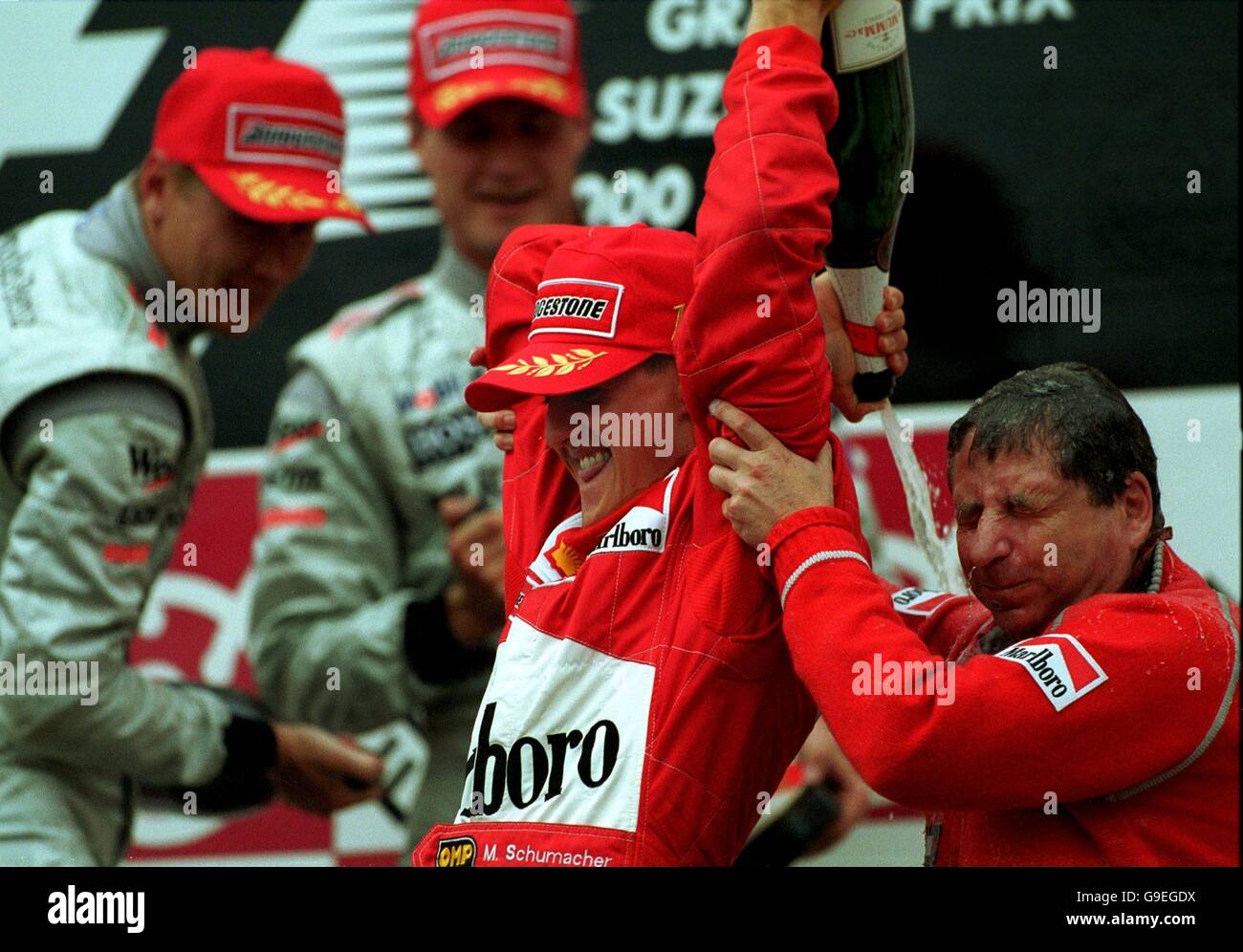 Michael Schumacher celebra su victoria en la carrera y el campeonato  mundial Rociando con champán al jefe del equipo Ferrari Jean Todt (r  Fotografía de stock - Alamy