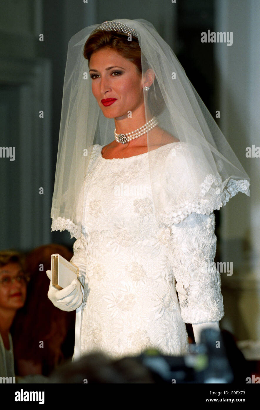 Paula Hamilton. Modelando un vestido de boda en encaje, bordado con perlas de semillas sobre crepe de seda crema. Foto de stock