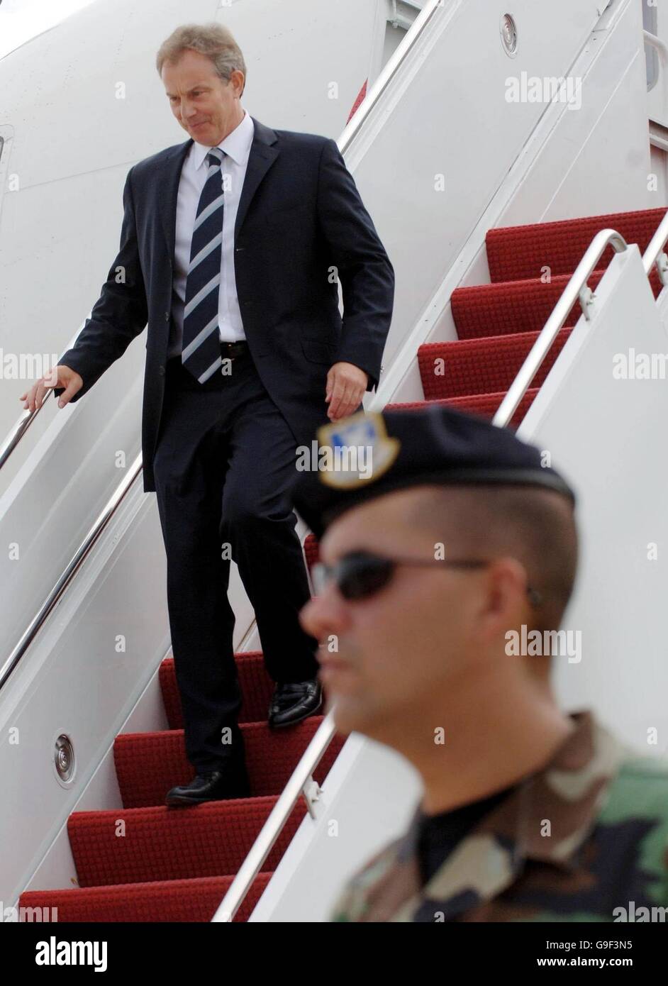 El primer Ministro de Gran Bretaña, Tony Blair, llega a Andrews Airforce base en Washington, donde está tratando de acelerar el progreso hacia una solución pacífica a la crisis del Líbano en conversaciones con el Presidente de los Estados Unidos, George Bush. Foto de stock