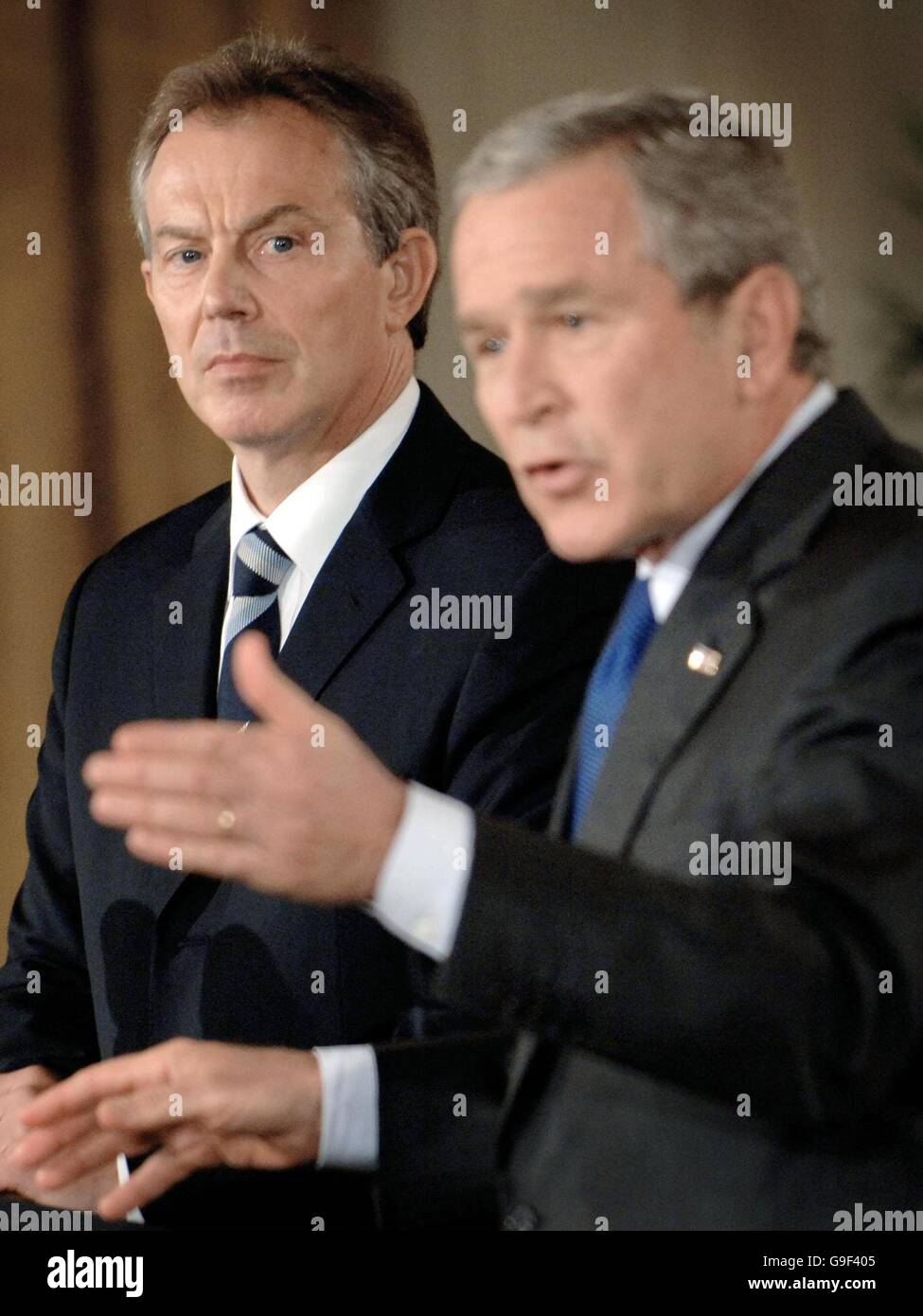 Tony Blair y George Bush tienen una conferencia de prensa en la Casa Blanca en Washington. Foto de stock