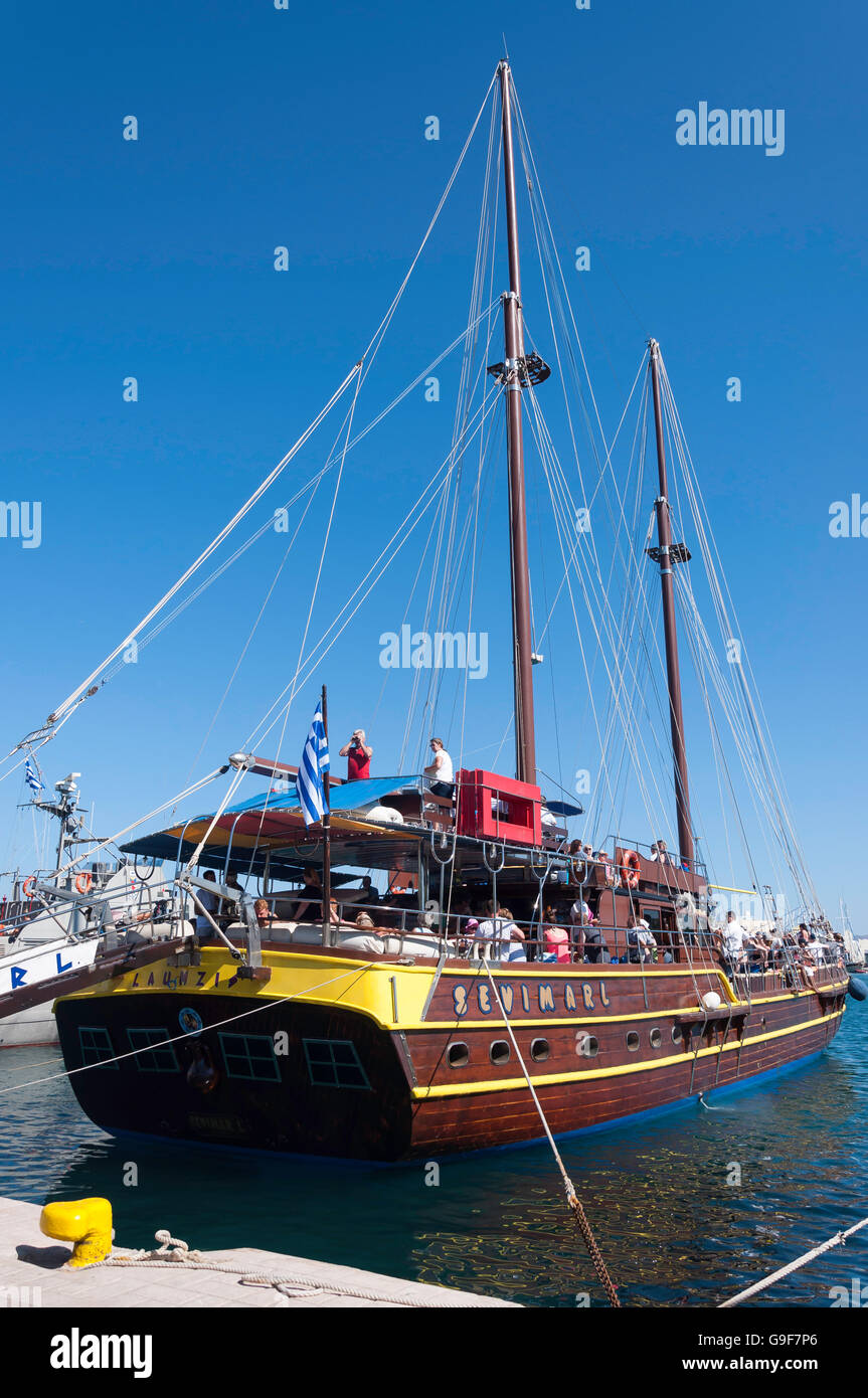 "Evimar' excursión barco crucero en el puerto, la ciudad de Kos, Kos (COS), el Dodecaneso, región sur del Egeo, Grecia Foto de stock
