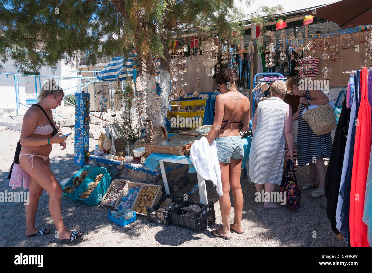 Recuerdo beach shop, Pserimos Town, Pserimos, el Dodecaneso, región sur del Egeo, Grecia Foto de stock