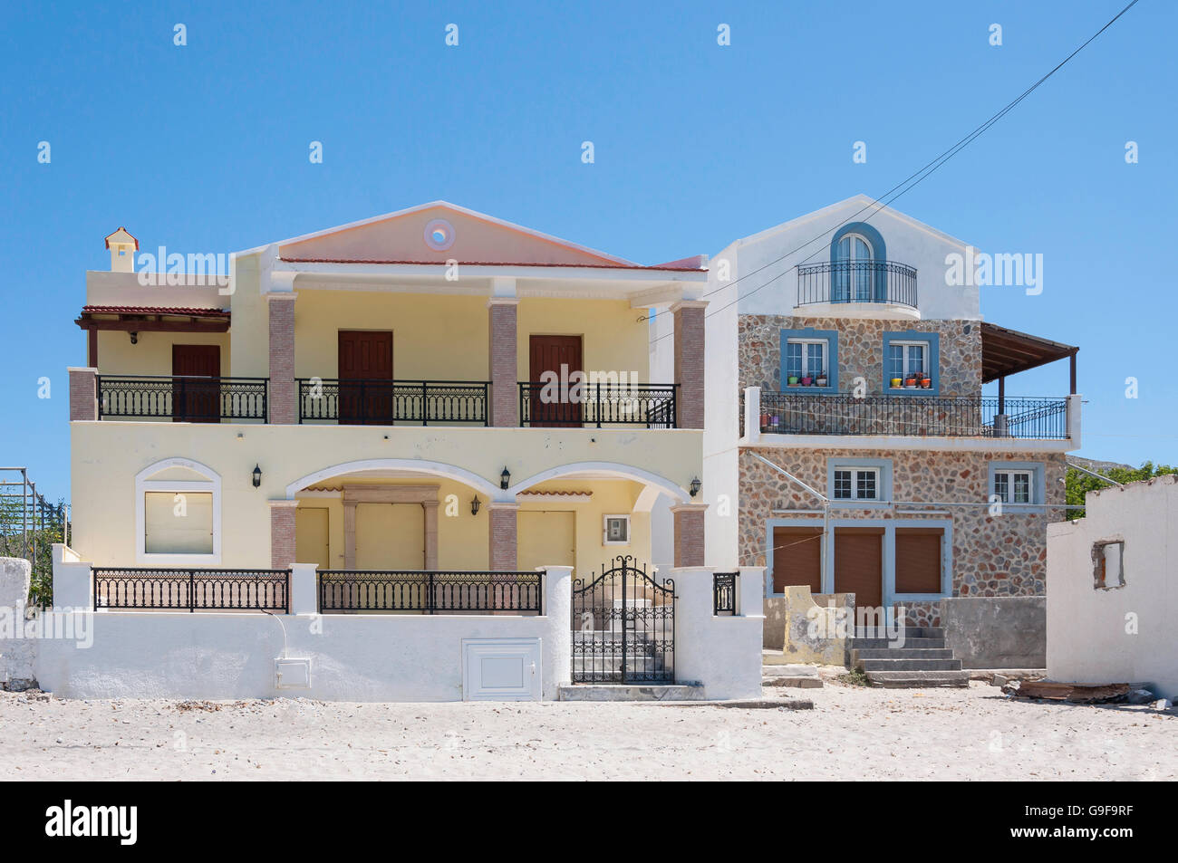 Villas frente a la playa, Pserimos Town, Pserimos, el Dodecaneso, región sur del Egeo, Grecia Foto de stock
