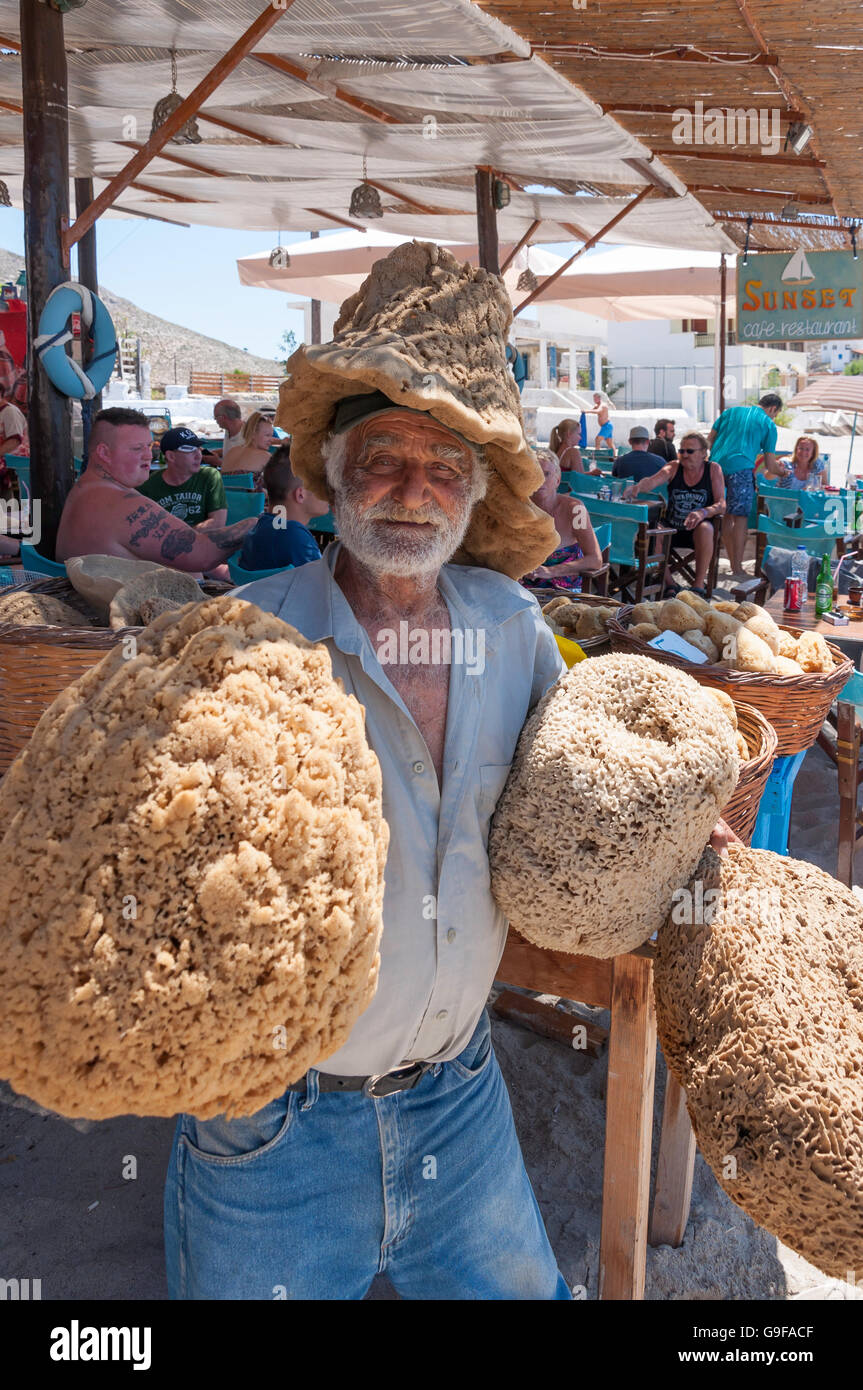 Esponja de playa, vendedor Pserimos Town, Pserimos, el Dodecaneso, región sur del Egeo, Grecia Foto de stock