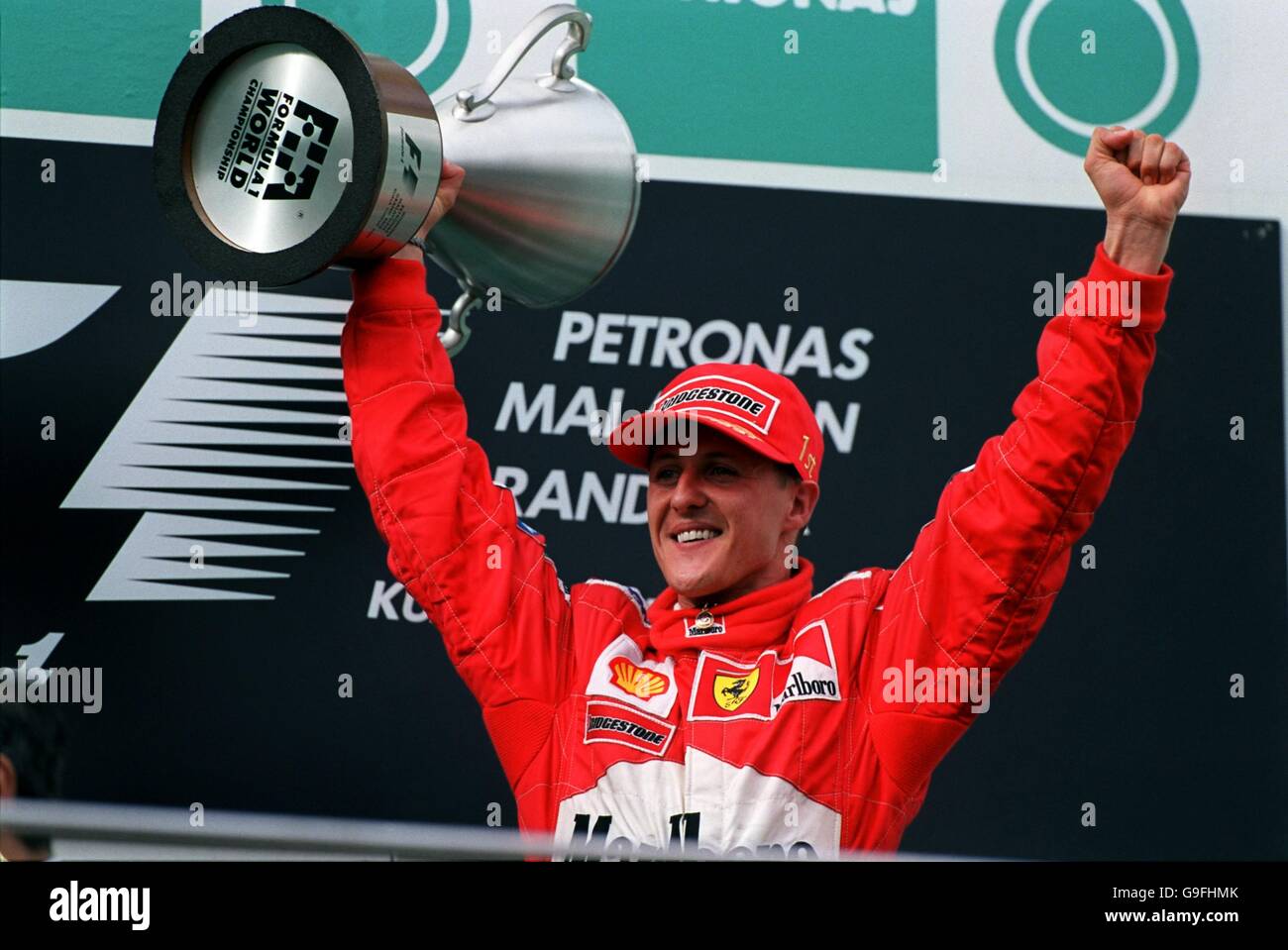 Michael Schumacher levanta triunfalmente el trofeo del Campeonato del Mundo  Fotografía de stock - Alamy