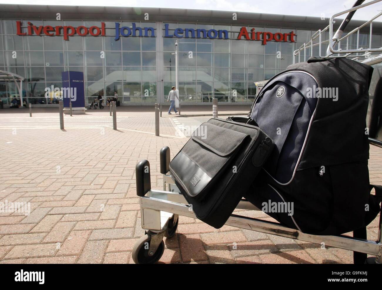 Equipaje de mano fuera el Aeropuerto John Lennon de Liverpool, donde se  introdujeron medidas de seguridad modificado hoy a raíz de una oficina en  casa anuncio de una reducción en el riesgo