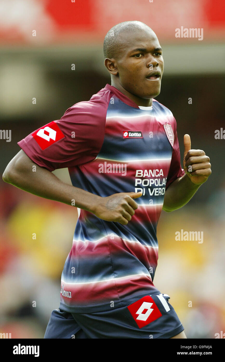 Fútbol - Friendly - Watford v Chievo Verona - Vicarage Road Stadium. Victor Nsofor Obinna, Chievo Foto de stock