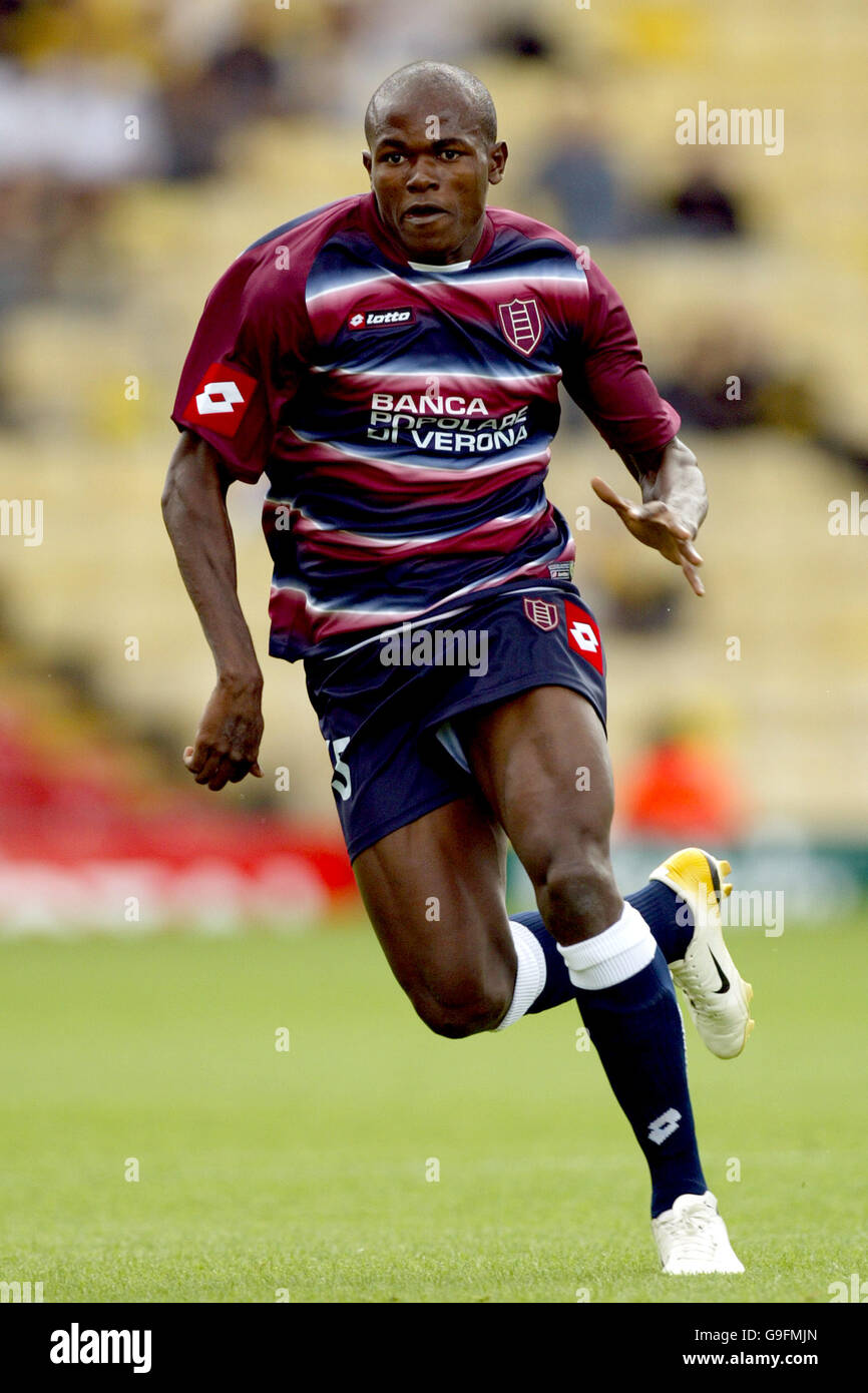 Fútbol - Friendly - Watford v Chievo Verona - Vicarage Road Stadium. Victor Nsofor Obinna, Chievo Foto de stock