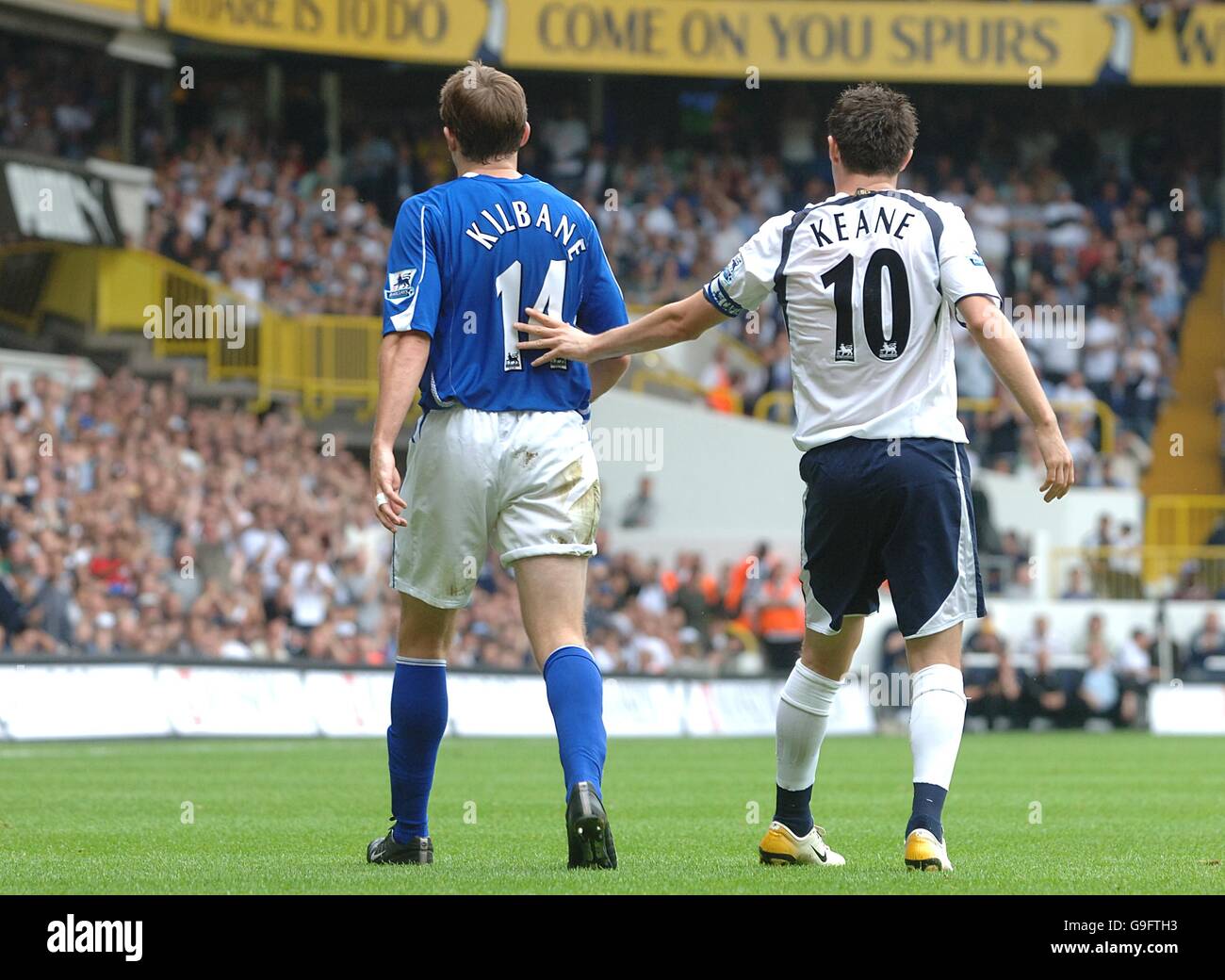 Robbie Keane, Tottenham hotspur empuja a Kevin Kilbane de Everton después  de que el jugador de Everton fue mostrado una tarjeta roja para una segunda  ofensa reservable Fotografía de stock - Alamy