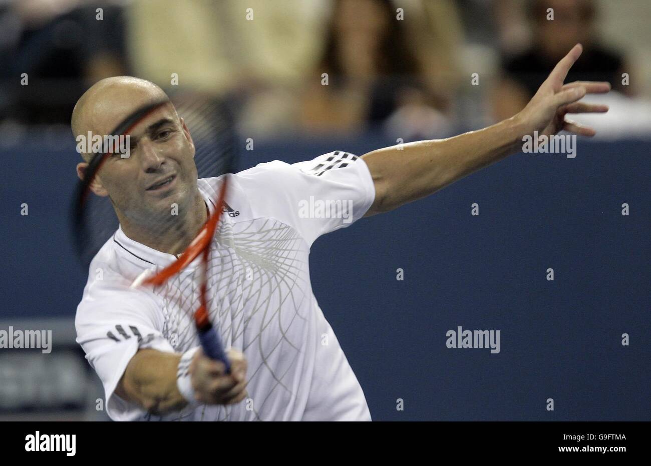 Americano Andre Agassi en acción durante su primera ronda partido contra Andrei Pavel en el US Open en Flushing Meadow, Nueva York. Después del torneo que va a retirarse del tenis. Foto de stock
