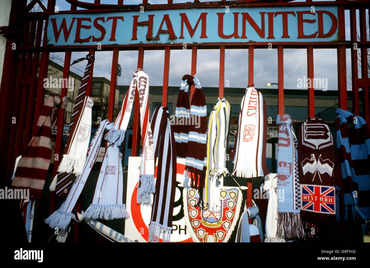 Homenajes al último West Ham United e Inglaterra centro mitad Bobby Moore, que murió de cáncer, en las puertas de Upton Park Foto de stock