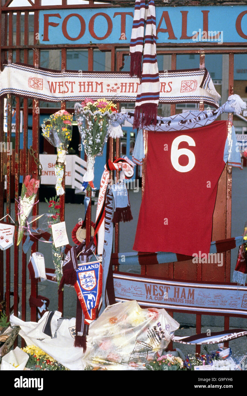 Homenajes al último West Ham United e Inglaterra centro mitad Bobby Moore, que murió de cáncer, en las puertas de Upton Park Foto de stock
