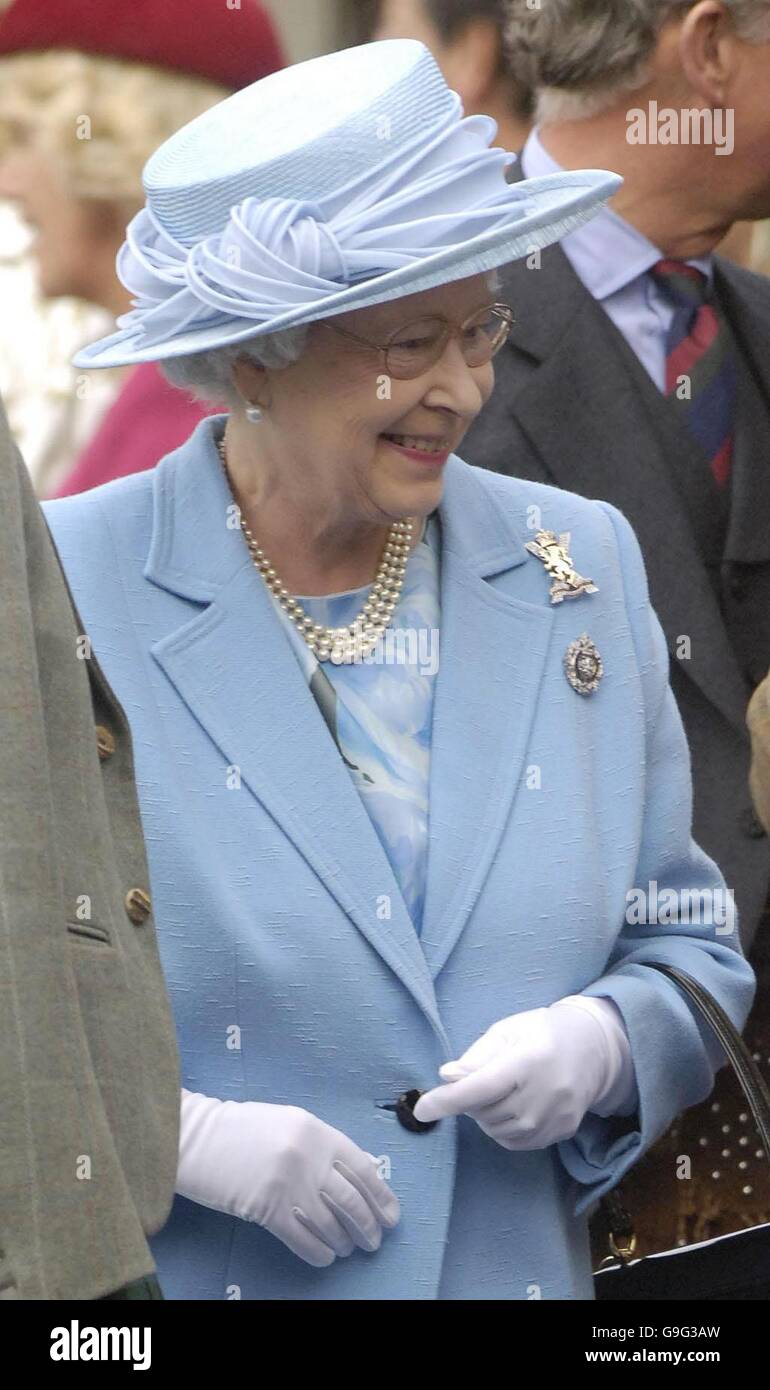 Reina Isabel II de Gran Bretaña después de ser presentado con un broche del  Regimiento Real de Escocia por el General Euan Loudon en el Castillo  Balmoral, Aberdeenshire Fotografía de stock -