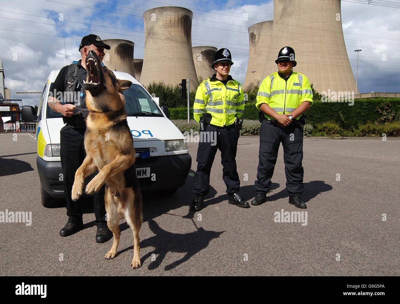 Seguridad estricta alrededor de central eléctrica de Drax, Gran Bretaña la mayor estación de carbón, cerca de Selby, Yorkshire del norte donde los activistas ambientales se están reuniendo para un "Campamento para la acción por el clima''. Foto de stock