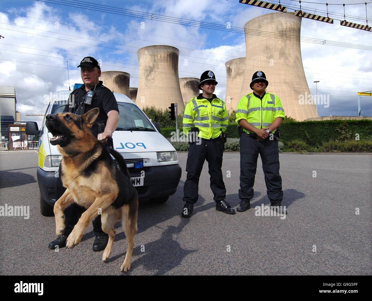 Seguridad estricta alrededor de central eléctrica de Drax, Gran Bretaña la mayor estación de carbón, cerca de Selby, Yorkshire del norte donde los activistas ambientales se están reuniendo para un "Campamento para la acción por el clima''. Foto de stock