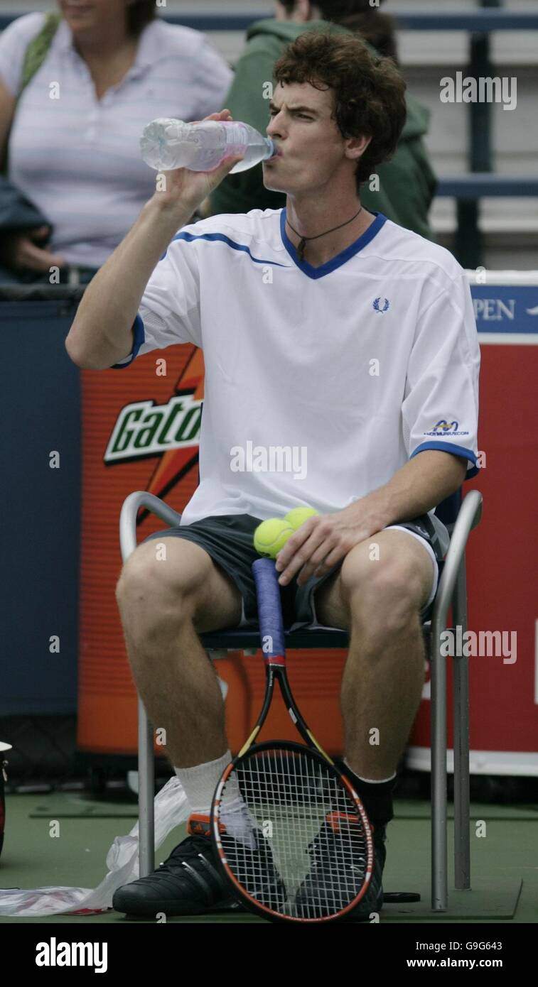 Andy Murray, de Gran Bretaña, toma un descanso durante una sesión de práctica con su entrenador Brad Gilbert, antes de su partido de apertura de mañana, martes 29 de agosto de 2006, en el Campeonato Abierto de Estados Unidos en el Billie Jean King National Tennis Center, Flushing Meadow, Nueva York. Foto de stock