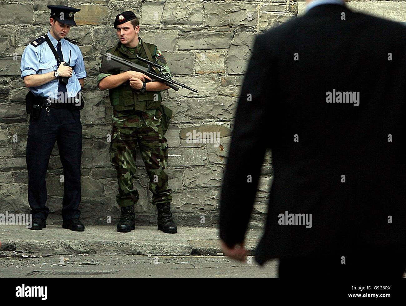 Garda y un soldado cerca de Mansion House en el centro de la ciudad de Dublín, donde un sospechoso dispositivo causó un temor a la seguridad. Foto de stock