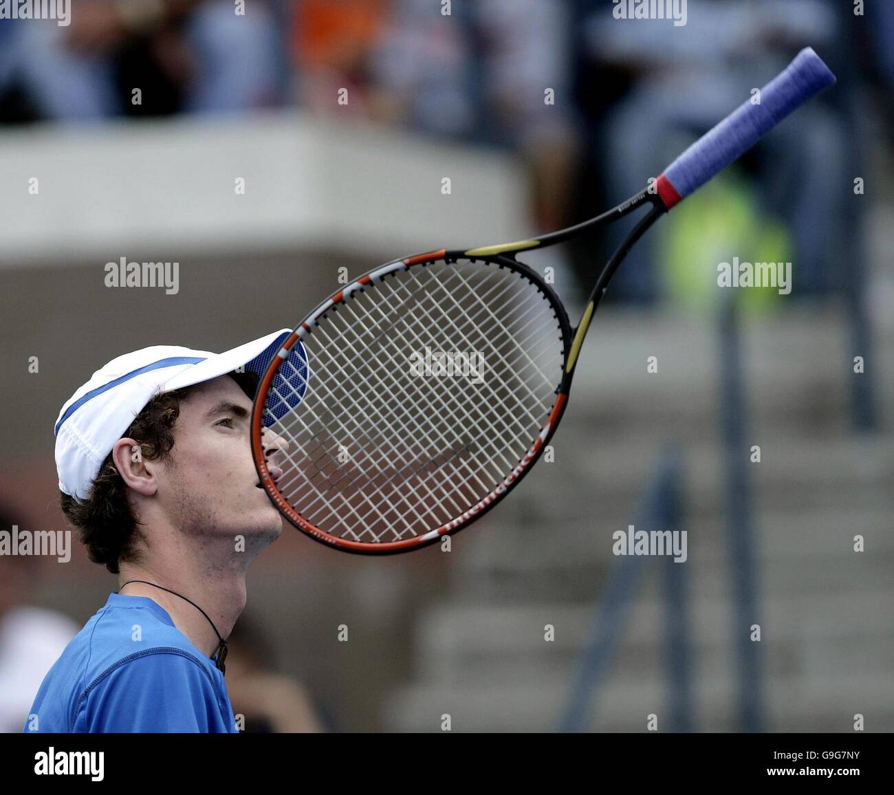 Sumergir Tranvía Sip Andy Murray, de Gran Bretaña, lanza su raqueta durante la tercera ronda  contra Fernando González, de Chile, en el Abierto de Estados Unidos en  Flushing Meadow, Nueva York Fotografía de stock -