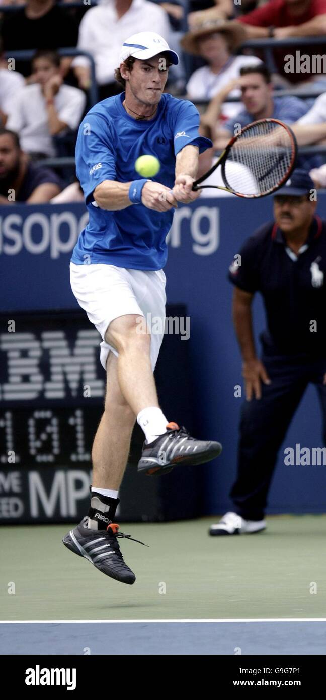 Andy Murray, de Gran Bretaña, en acción durante la tercera ronda de partido contra Fernando González, de Chile, en el Abierto de Estados Unidos en Flushing Meadow, Nueva York. Foto de stock