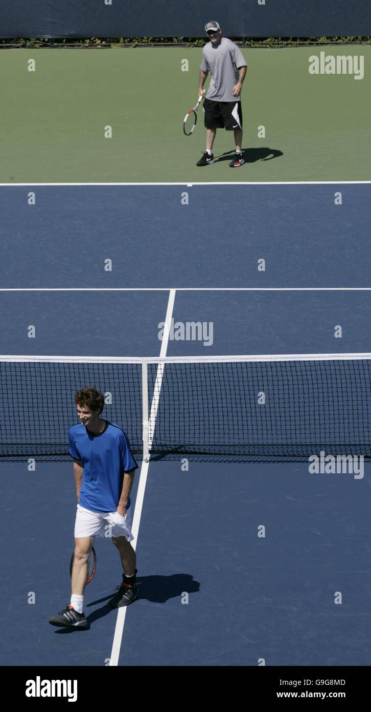 Andy Murray, de Gran Bretaña, practica con el entrenador Brad Gilbert antes del cuarto partido de mañana contra Nikolay Davydenko, en el Abierto de Estados Unidos en Flushing Meadow, Nueva York. Foto de stock