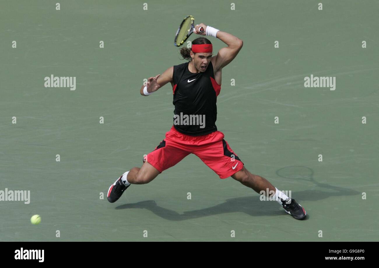 El español Rafael Nadal en acción contra Jiri Novak durante el cuarto partido de la ronda en el US Open en Flushing Meadow, Nueva York. Foto de stock