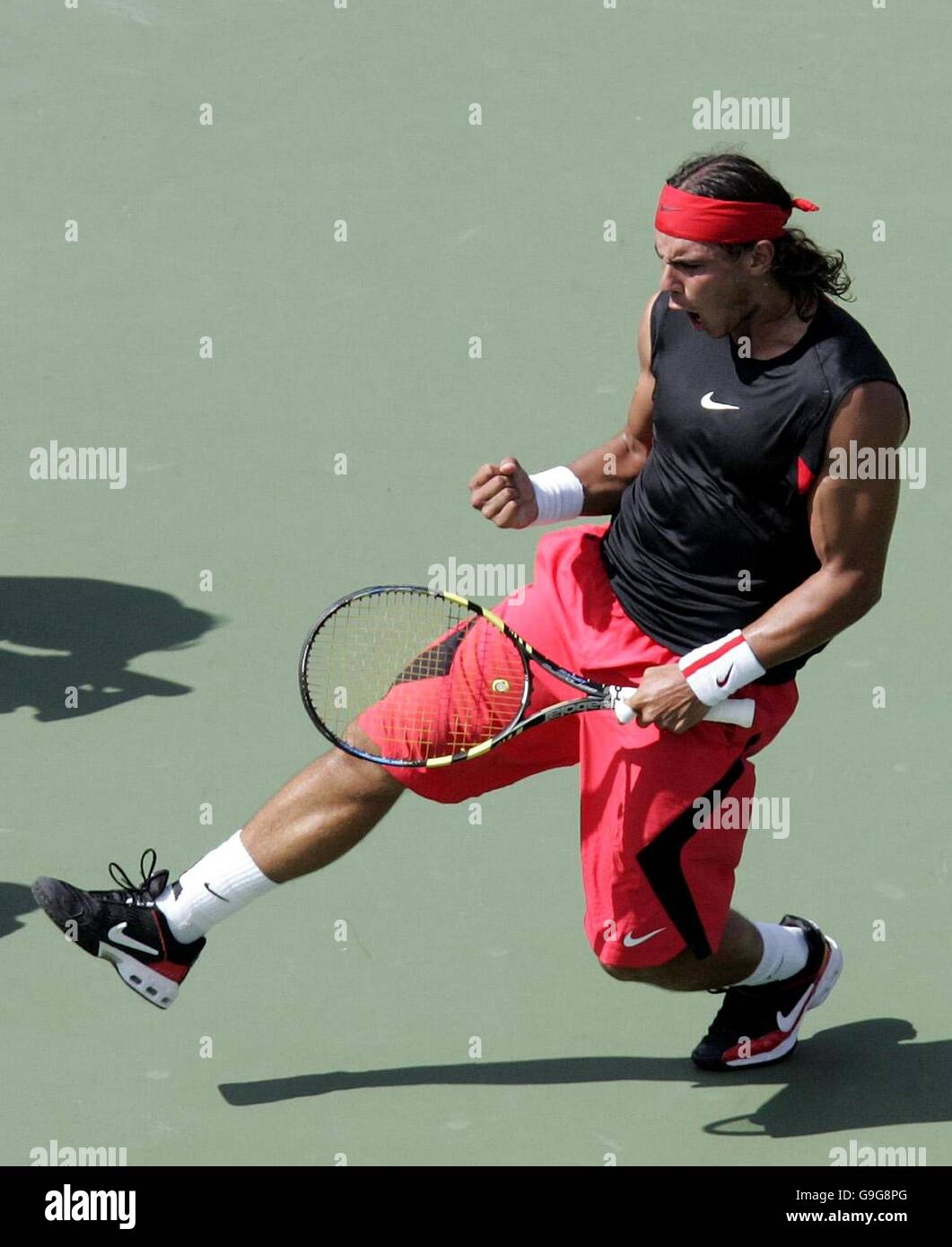 El español Rafael Nadal celebra durante el cuarto partido de ronda contra el Jiri Novak de la República Checa en el US Open en Flushing Meadow, Nueva York. Foto de stock