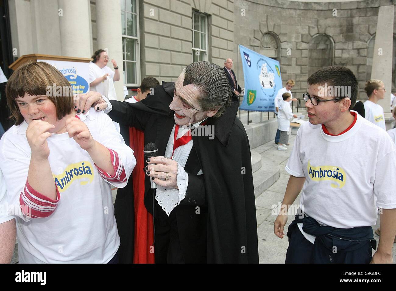 Un taxista de Dublín en traje de Drácula saluda a los niños Fotografía de  stock - Alamy