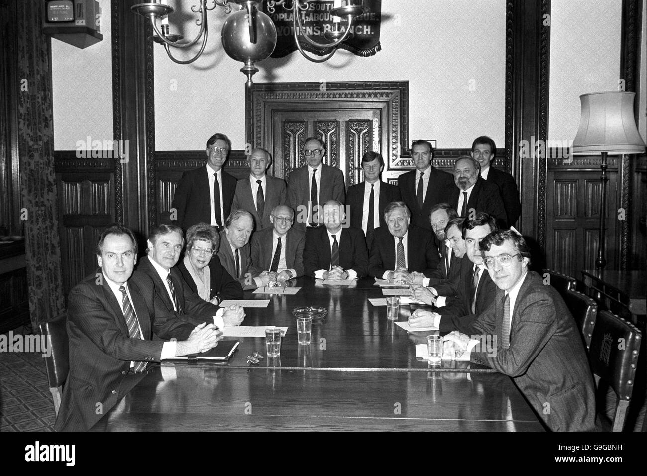 El nuevo gabinete de la sombra en la sala del gabinete de la sombra en la Cámara de los Comunes. De izquierda a derecha, fila trasera: Michael Meacher, Dr. David Clarke, Donald Dewar, Bryan Gould, Barry Jones, Tony Blair y Frank Dobson. Frente: Dr. John Cunningham, Derek Foster, Jo Richardson, Stan Orme, Gerald Kaufman, Neil Kinnock, Roy Hattersley, Robin Cook, John Prescott, Gordon Brown y Jack Straw. Foto de stock