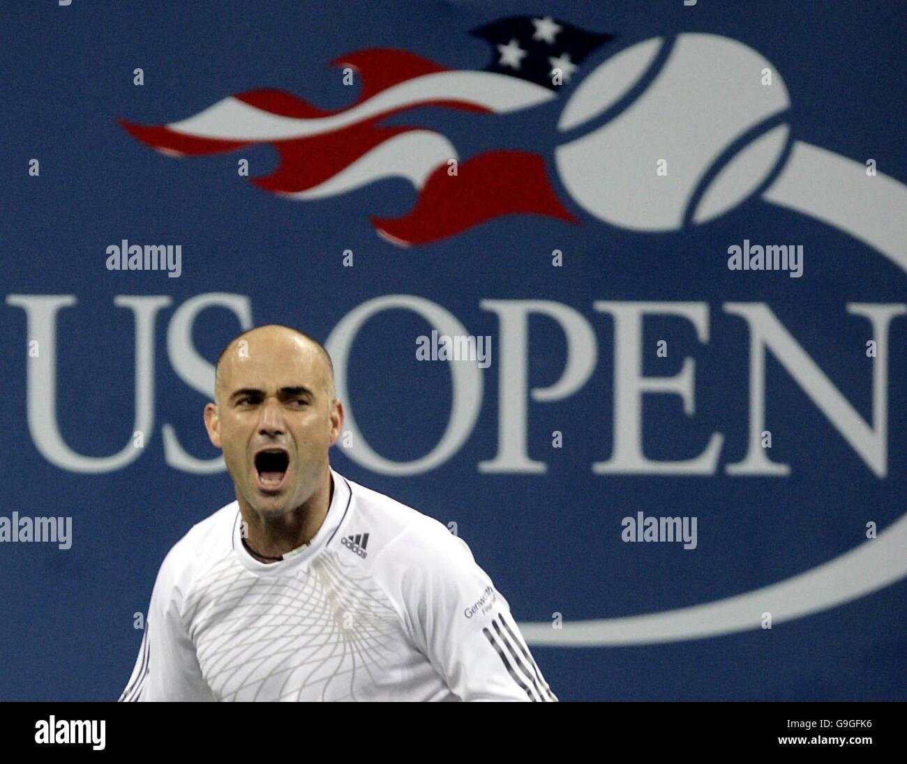 Tenis - US Open - Nueva York - Día Tres. El estadounidense Andre Agassi celebra después de vencer a Marcos Baghdatis en su segunda ronda en el US Open en Flushing Meadow, Nueva York. Foto de stock