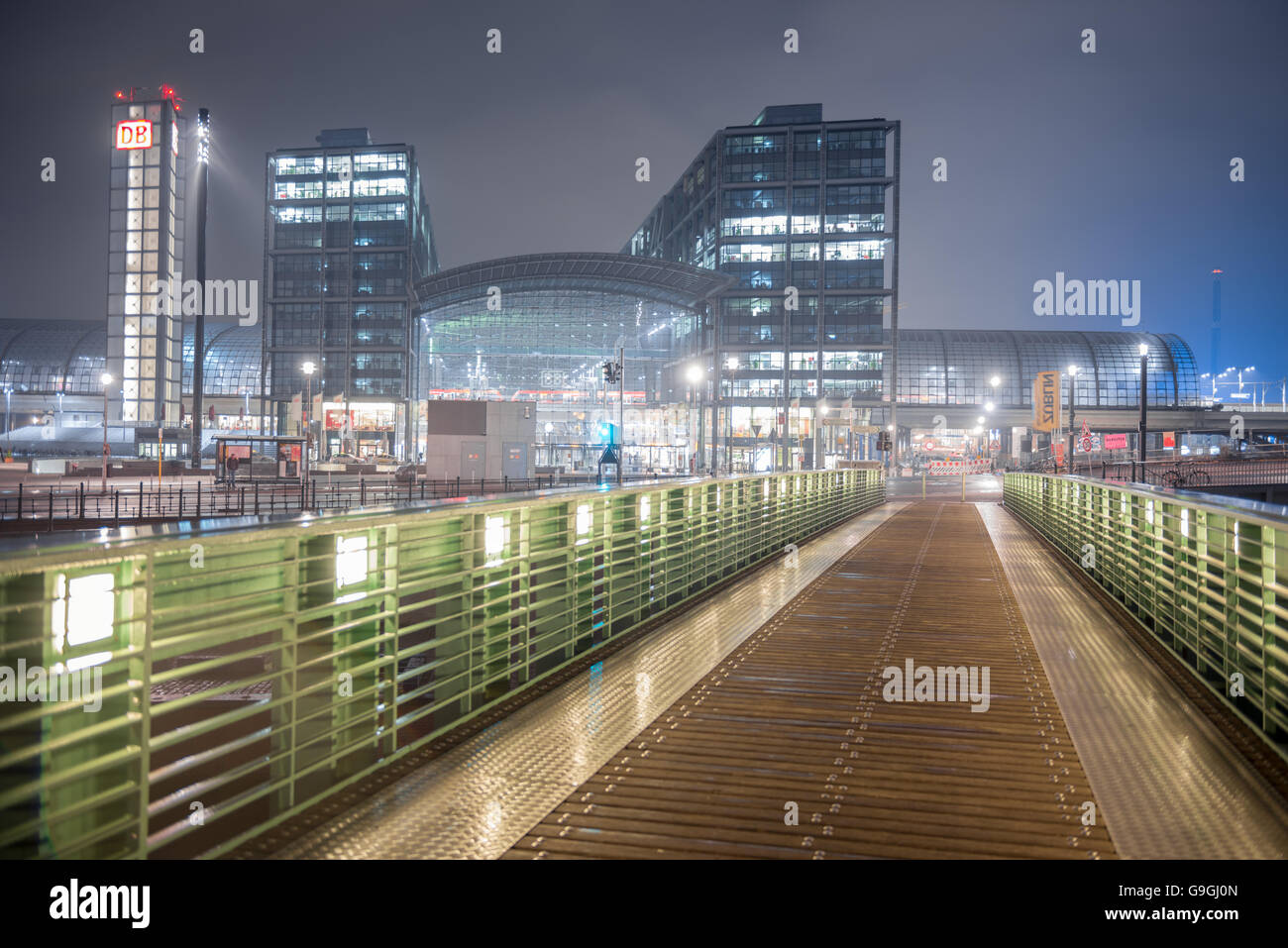 Berlín, Alemania. Vista de la estación principal de tren de noche Foto de stock