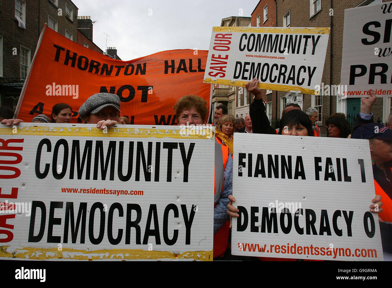 Los residentes de Kilsallaghan, en el norte de Dublín, protestan fuera del Dail para tratar de detener el desarrollo de Thornton Hall como un campus de superprisión. Foto de stock