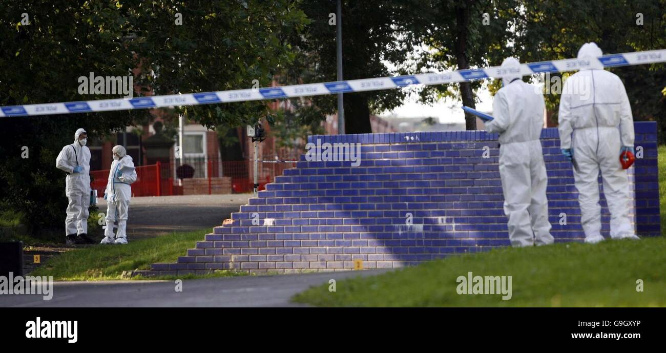 La escena en Raby Street, Moss Side en Manchester, donde un niño de 15 años fue muerto a tiros. Foto de stock