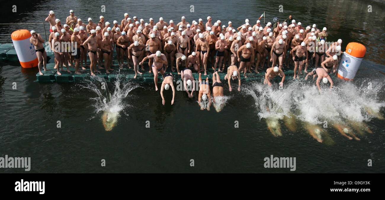 Algunos de los 330 competidores que saltan al agua para el 86º Río Anual Liffey nadan en Dublín hoy. Foto de stock