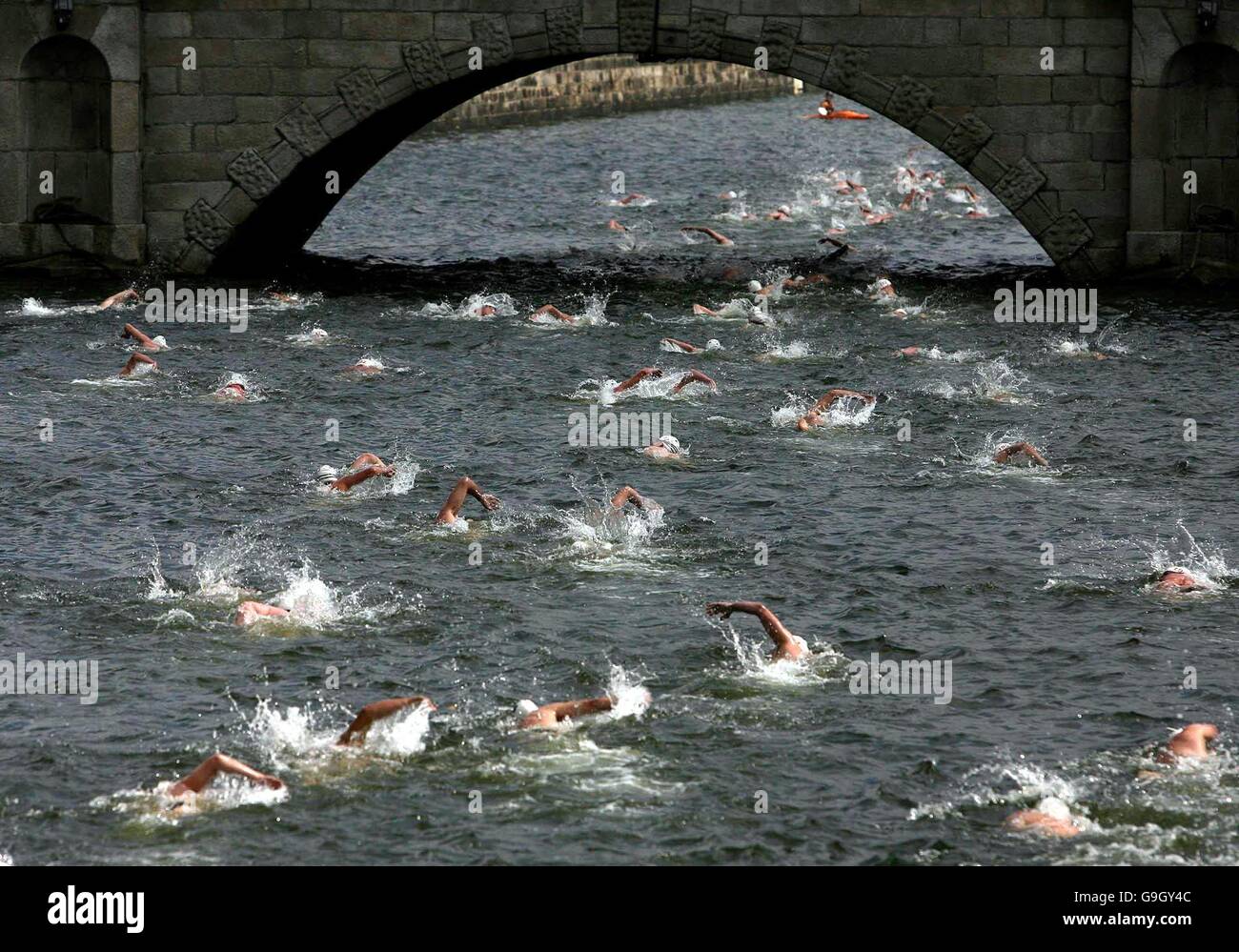 Los competidores que participan en el 86º curso anual del río Liffey nadan hoy en Dublín. Foto de stock