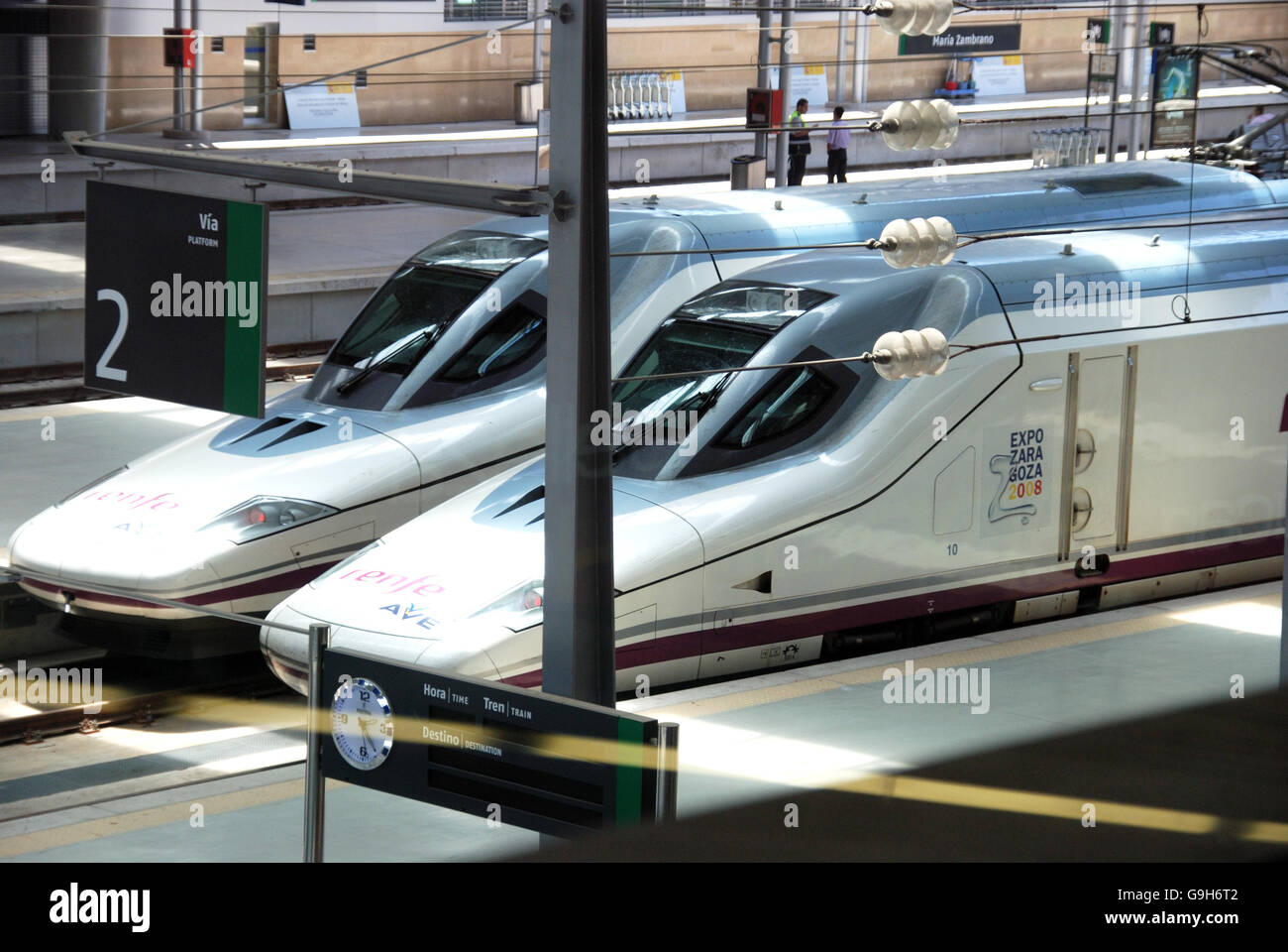 Ave trenes de alta velocidad fotografías e imágenes de alta resolución